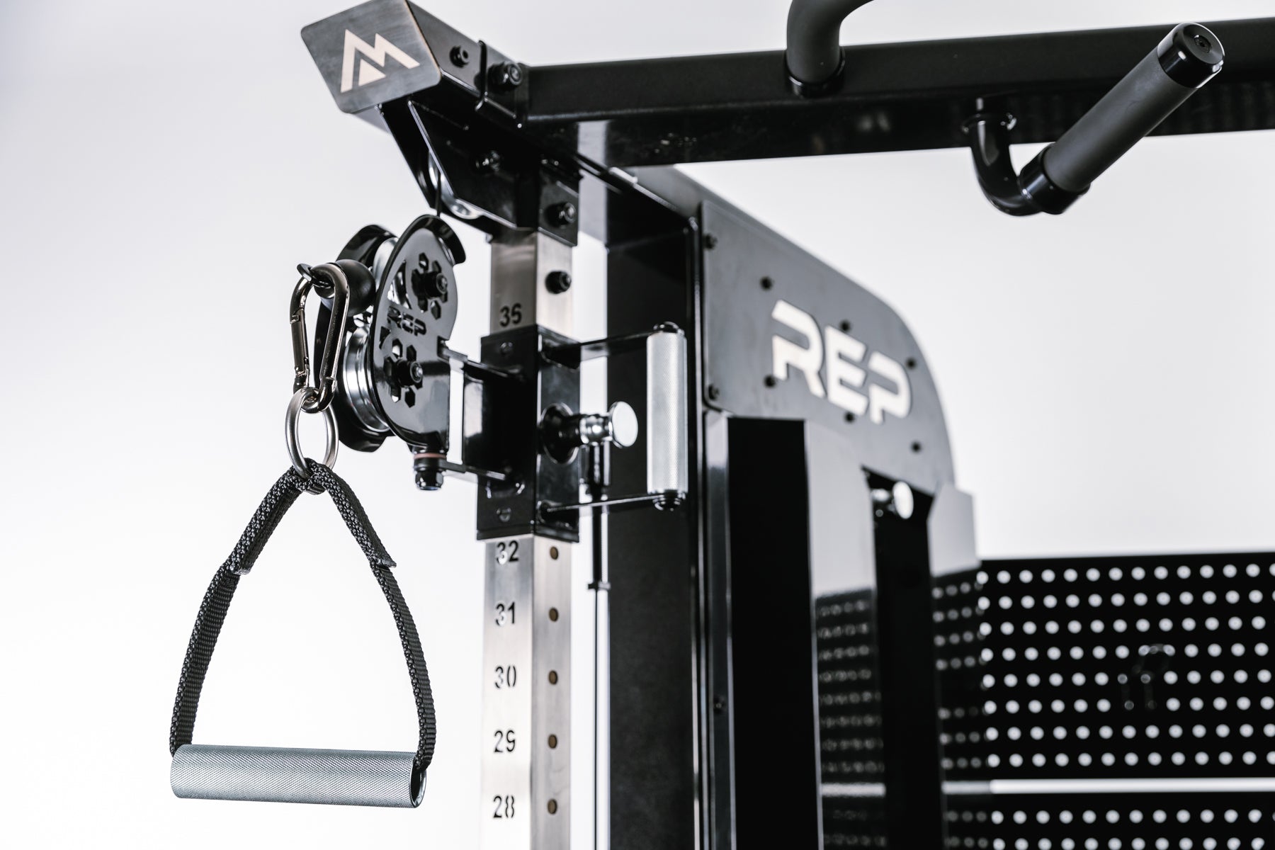 Image of the trolley towards the top of the upright on the black version of the Arcadia™ max